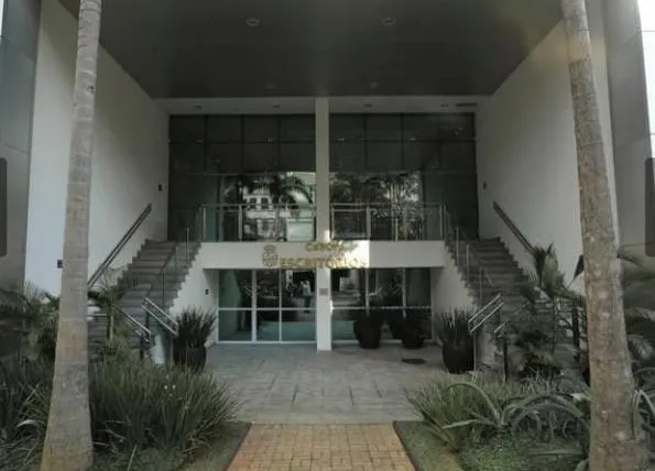 Entrada do edifício, com acesso à recepção dos escritórios.