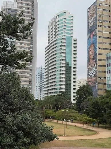 O edifício visto do parque, no bairro da Consolação.